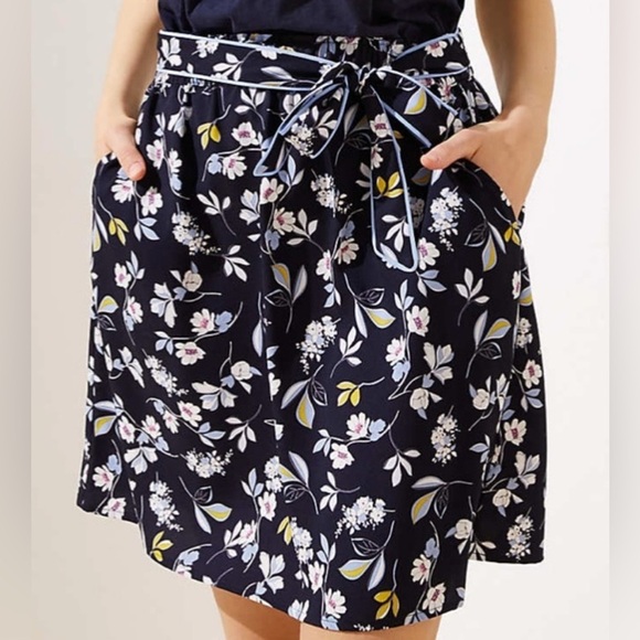 LOFT Dresses & Skirts - Loft Floral Mini Skirt Large Navy & White Elastic Waist Pockets Tie Belt Detail